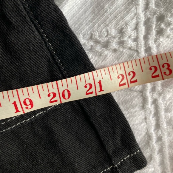 Black shorts with contrasting stitching - Picture 4 of 4